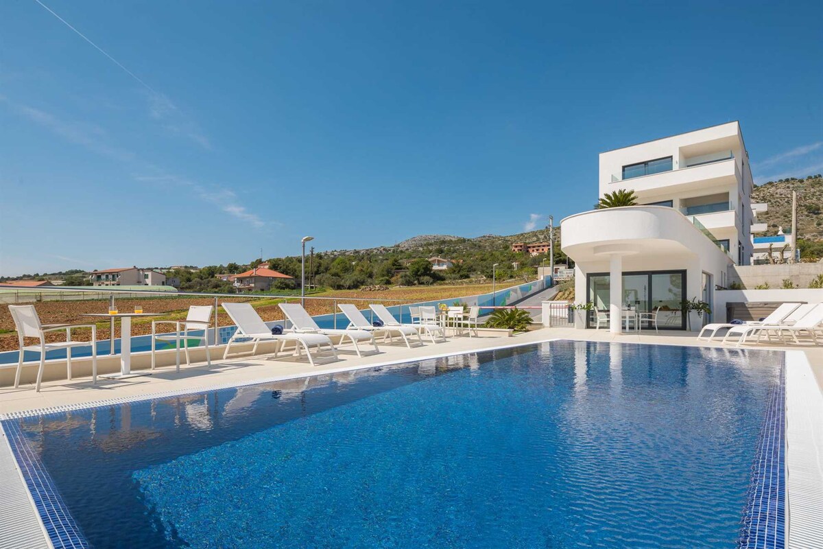 Luxury Apartment Nautica with Pool II