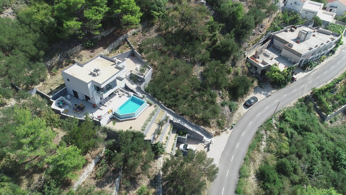 Luxury villa Leona near Makarska, heated pool