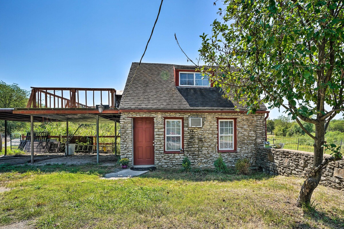 'The Rockhouse Cottage' with Deck on Tulsa Farm!