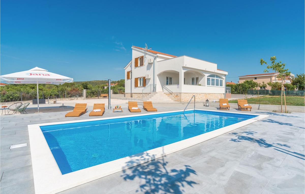 Cozy home in Debeljak with outdoor swimming pool