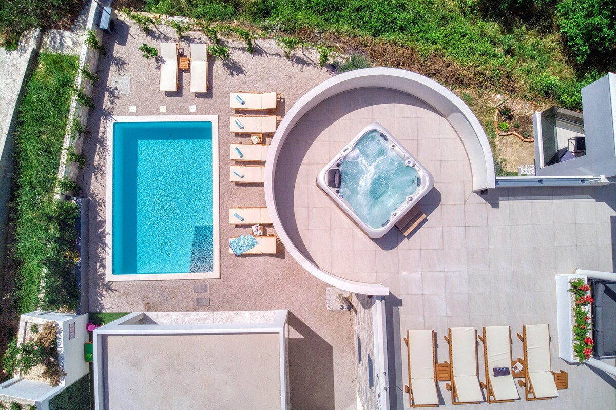 VILLA CVITA  5-bedroom villa, heated pool, Jacuzzi