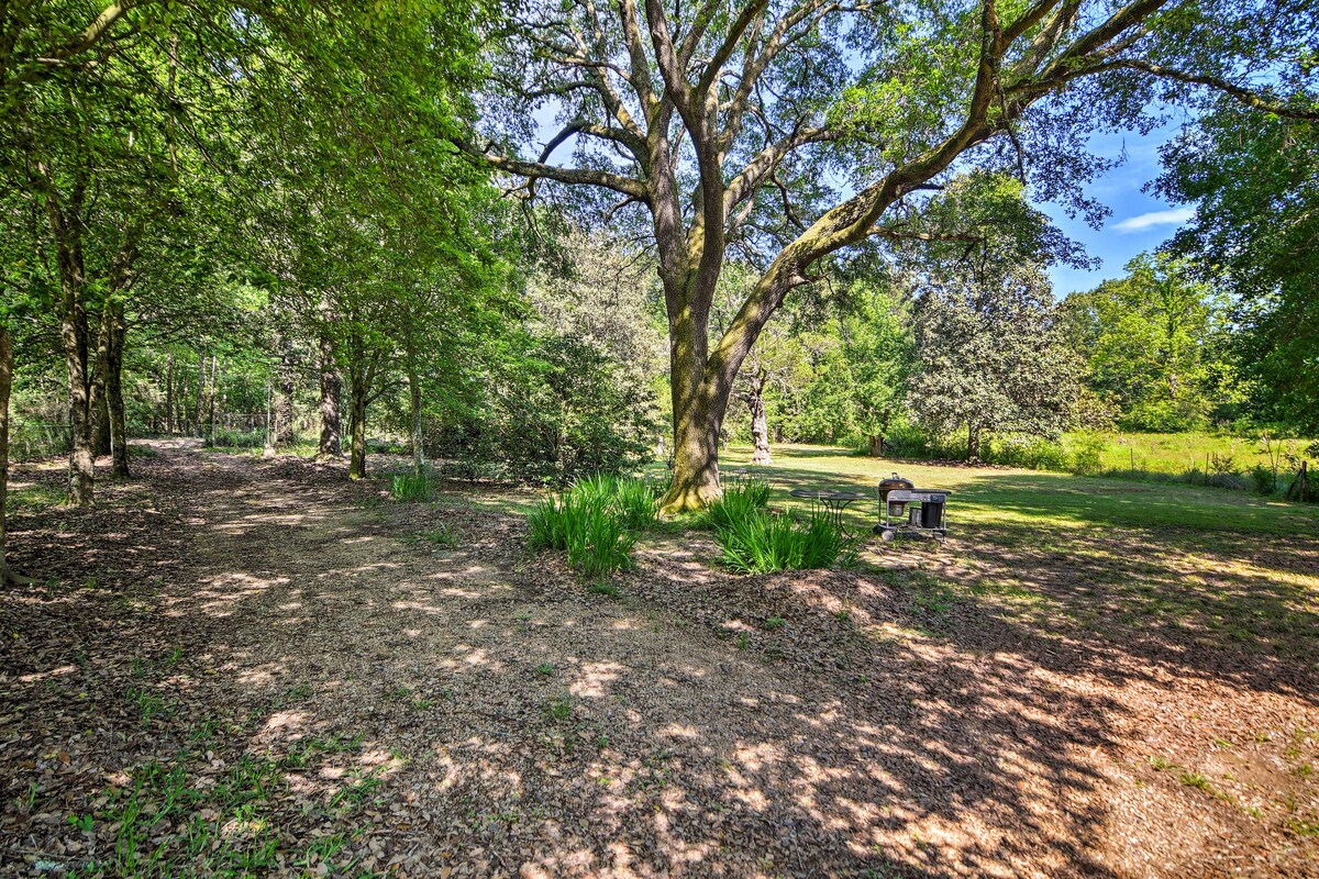 Secluded Baton Rouge Area Hideaway w/ Lawn!