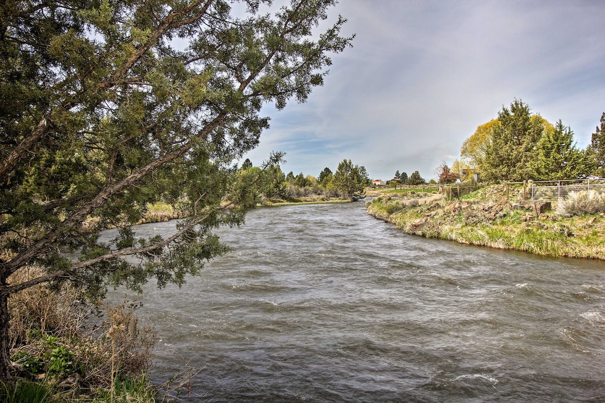 Updated Farmhouse w/ Deck on Central Oregon Canal!