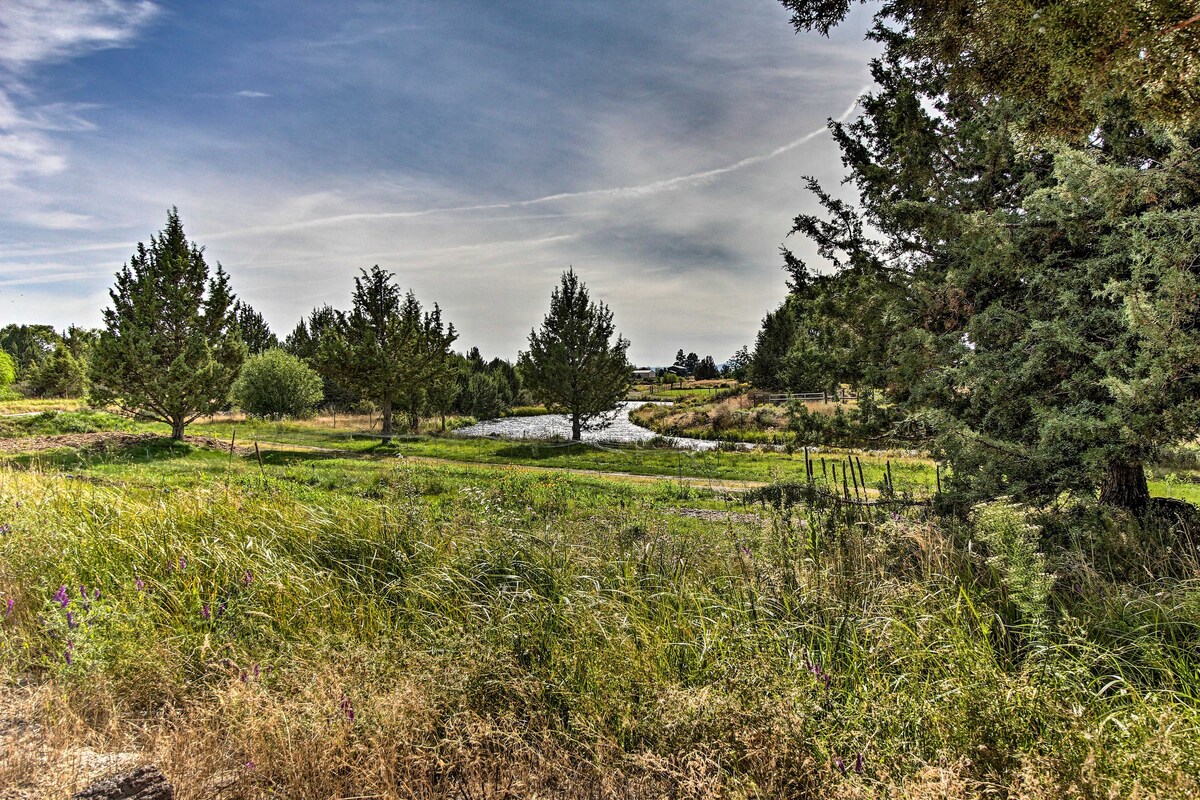 Updated Farmhouse w/ Deck on Central Oregon Canal!