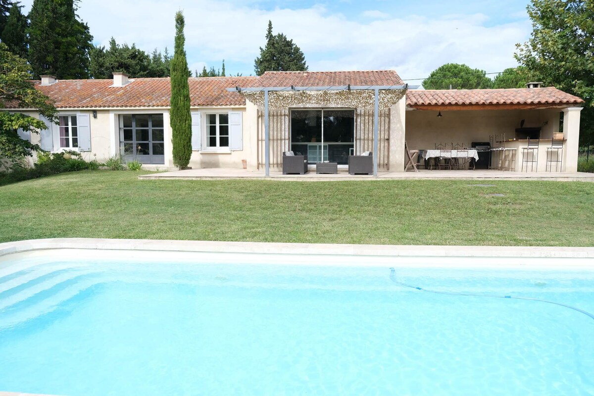 modern house with pool, near baux de provence and