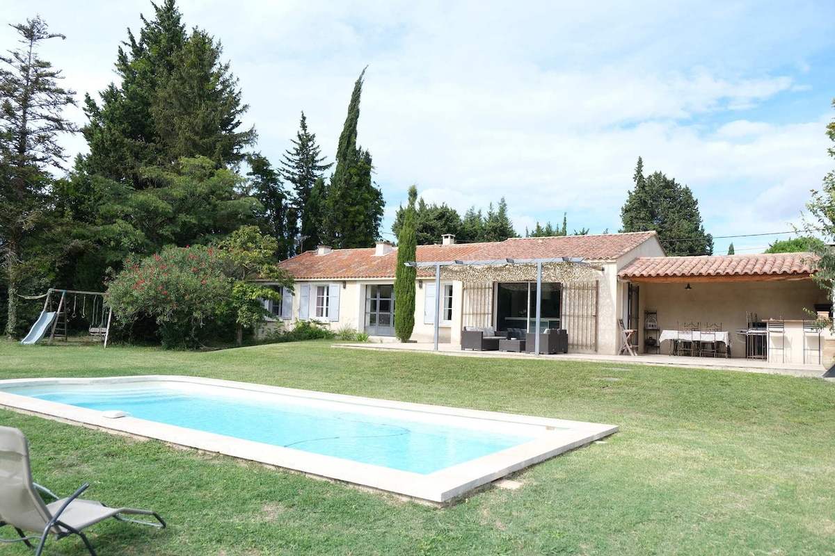 modern house with pool, near baux de provence and