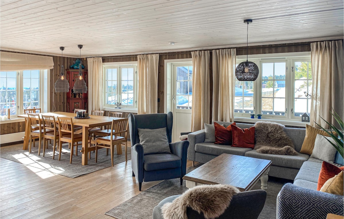 Sjusjøen的绝佳房源，设有4间卧室，桑拿房