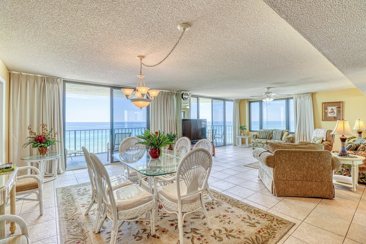 Walk to Beach 2BR Oceanfront | Balcony | Pool