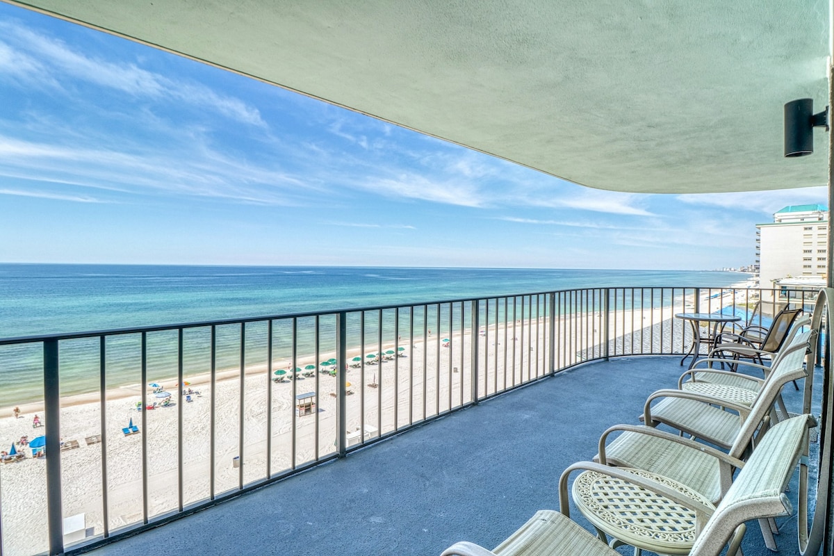 Walk to Beach 2BR Oceanfront | Balcony | Pool