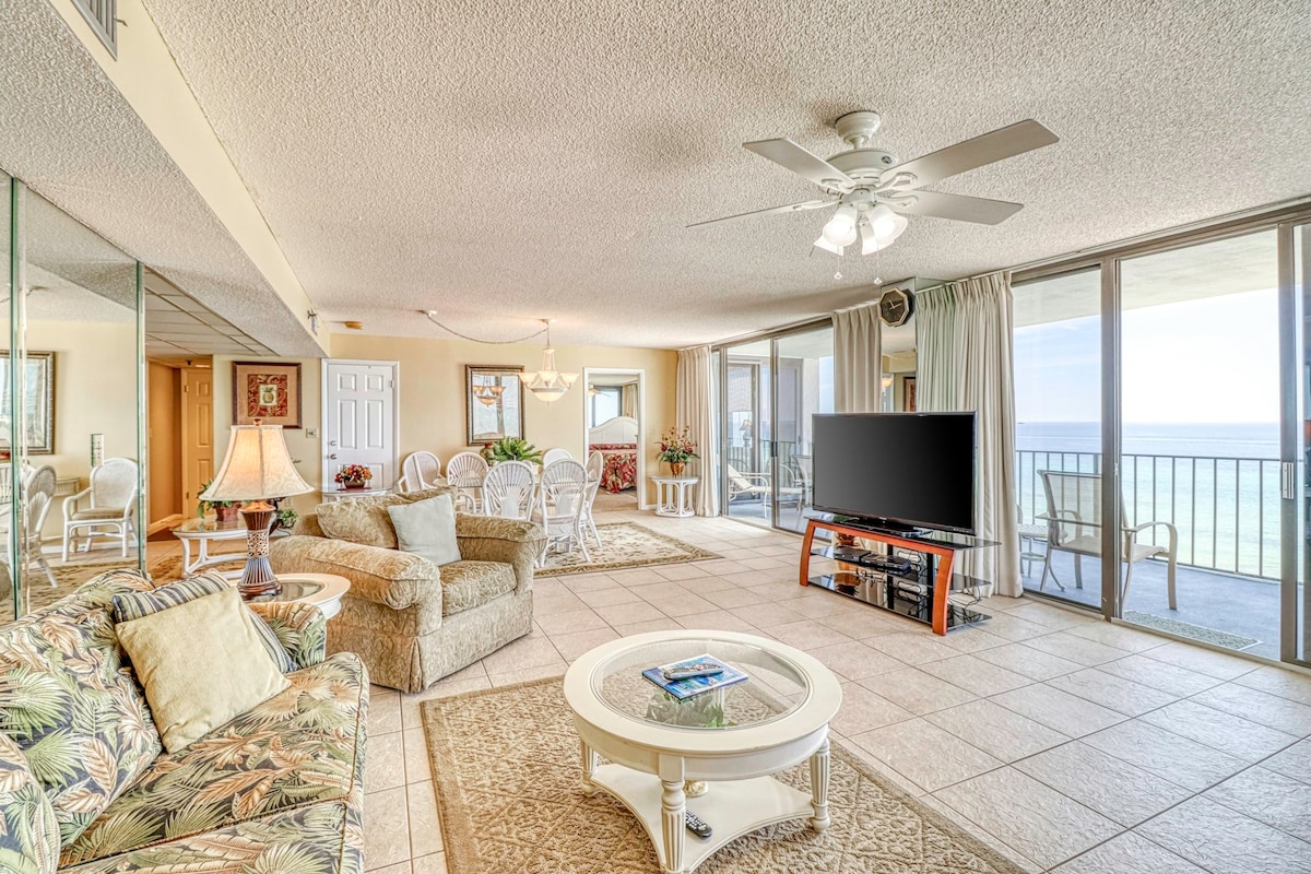 Walk to Beach 2BR Oceanfront | Balcony | Pool