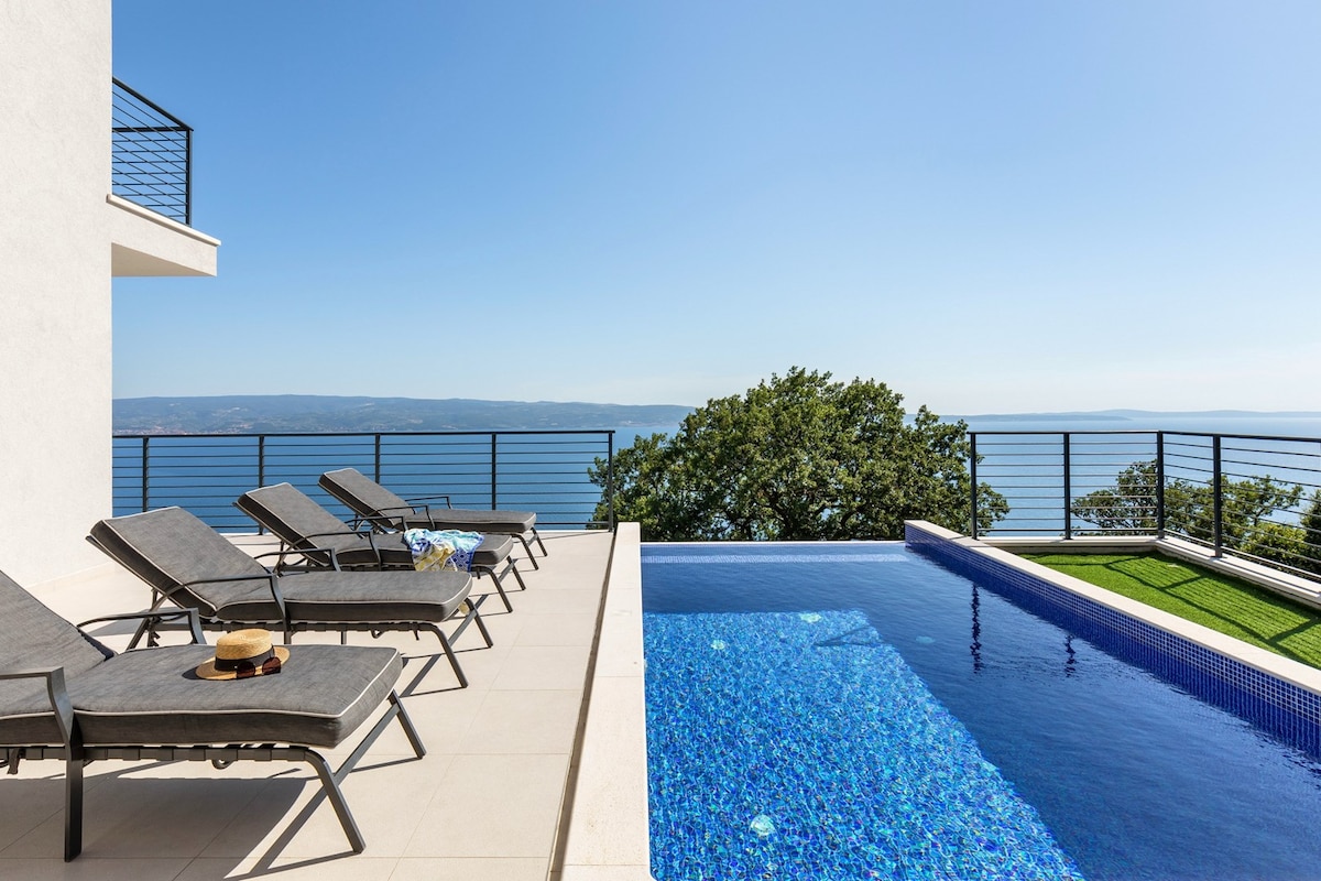 Luxury VILLA LIPA with heated pool, sauna,sea view