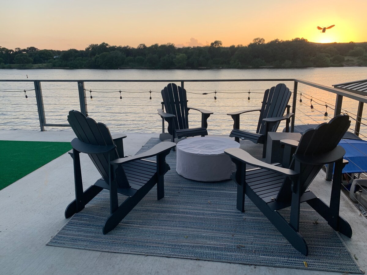 The Anchor House LBJ Lakefront with Dock & Boat Ram