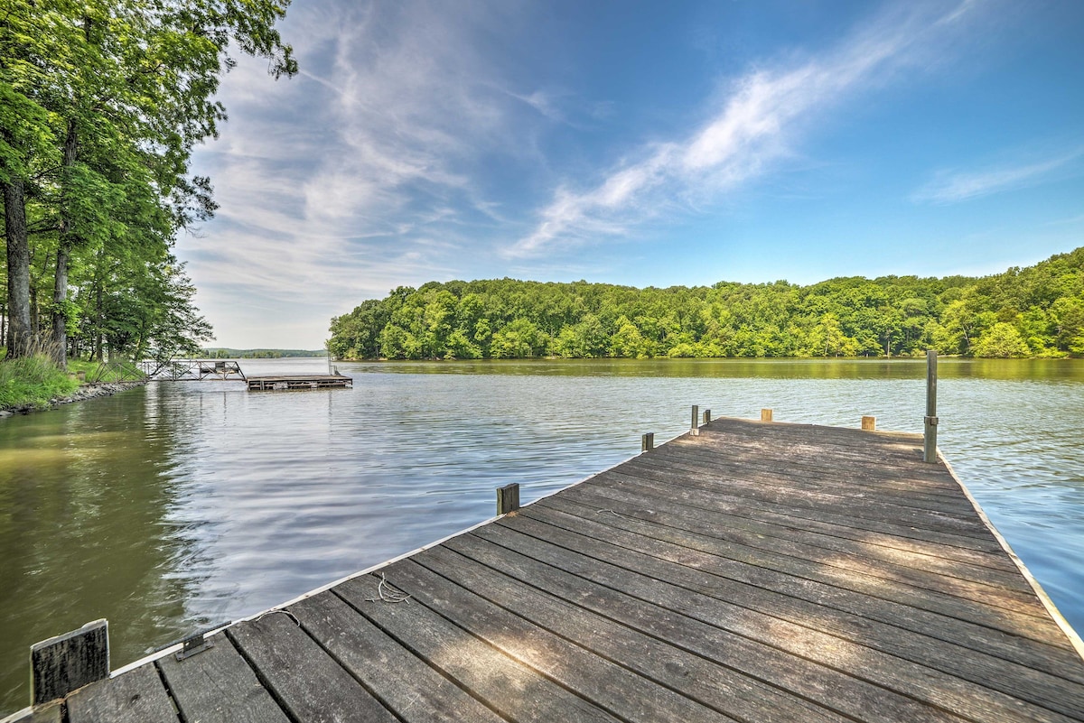 巴克利湖海滨度假屋（ Lake Barkley Waterfront Home ） ，带甲板和船坞！