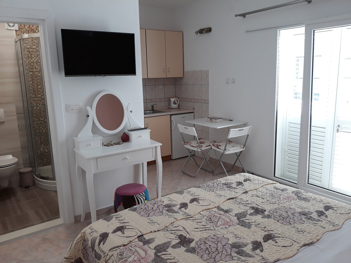 AS-1045-b Studio flat with terrace and sea view