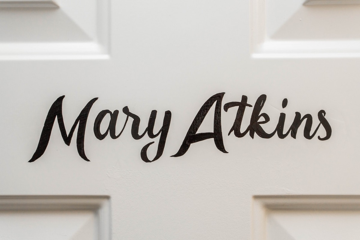 南摩兰广场上的Mary Atkins