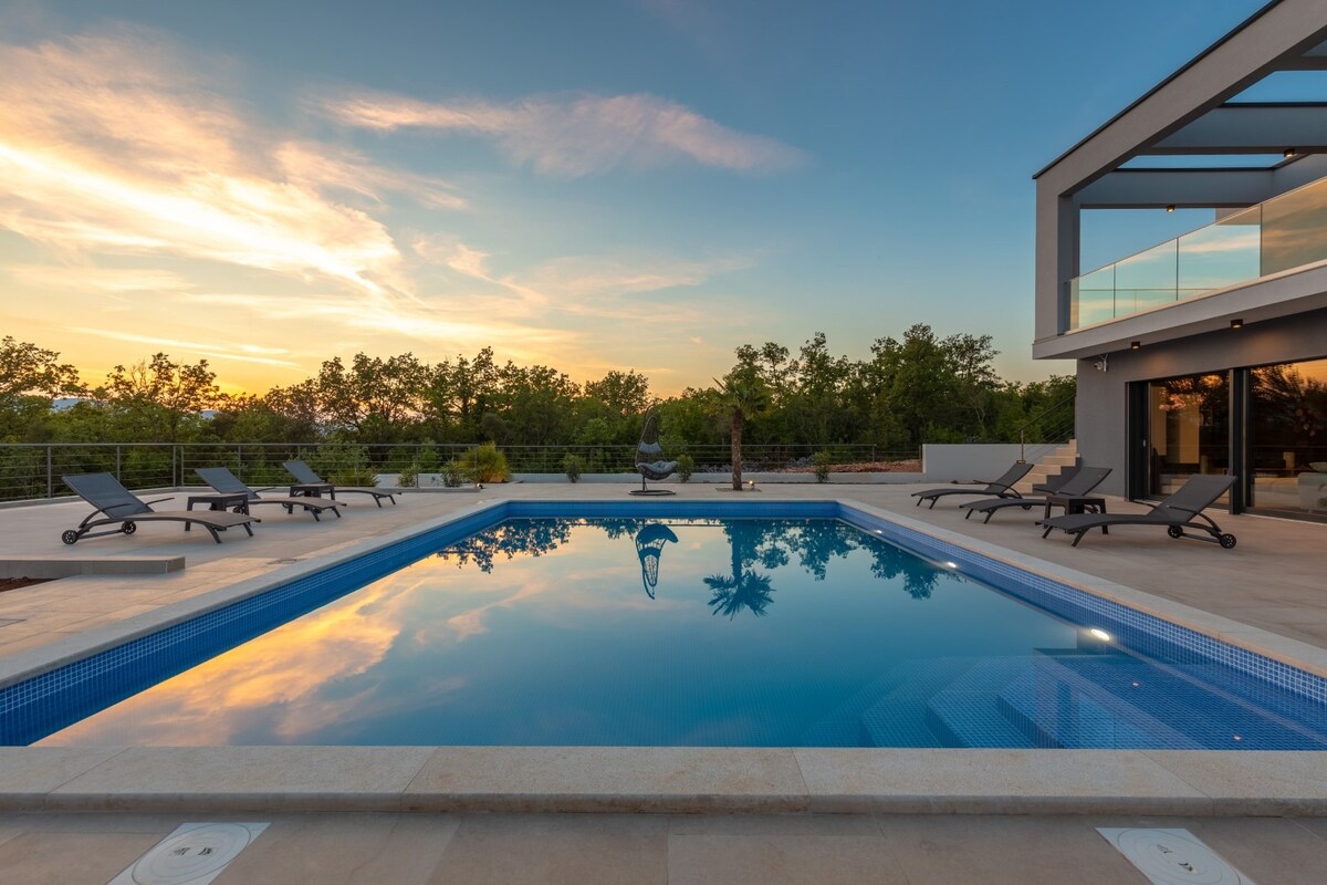 Luxury Villa Quadra with heated pool