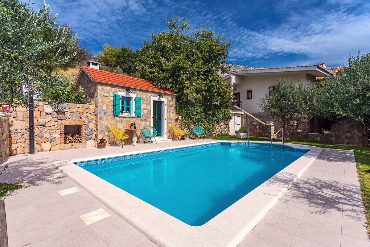 Villa Vultana with heated pool, 4 bedrooms, 10 pax