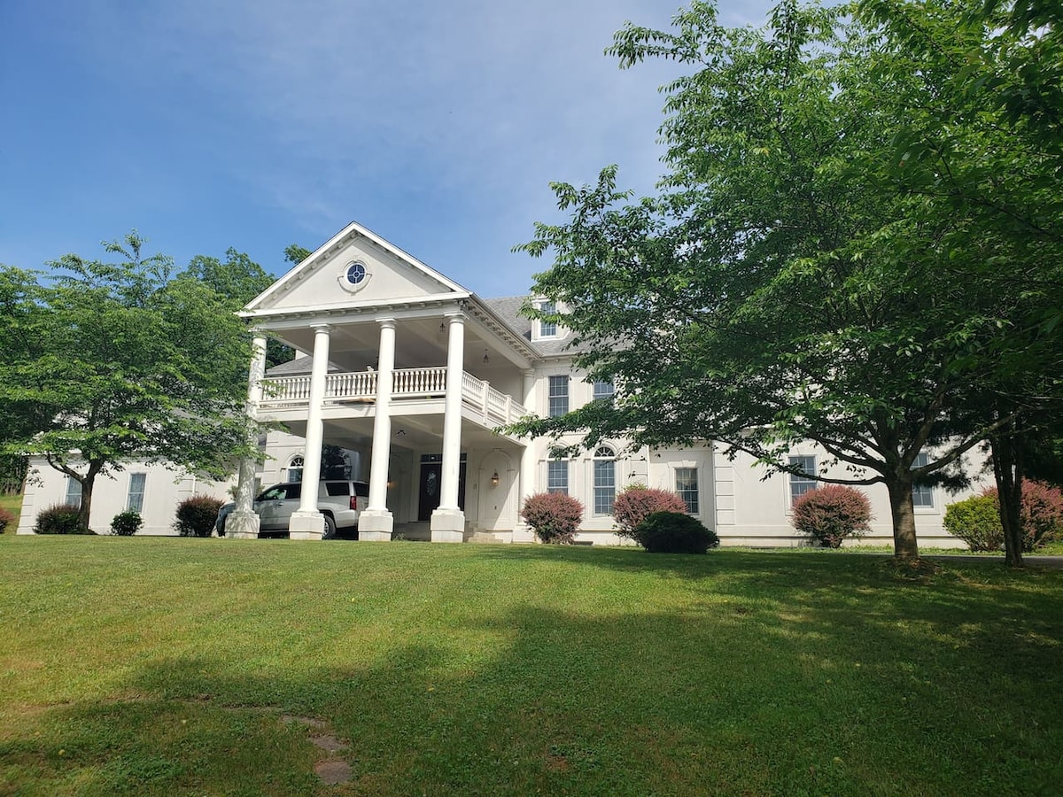 The Colonial Estate at Harpers Ferry。室内泳池