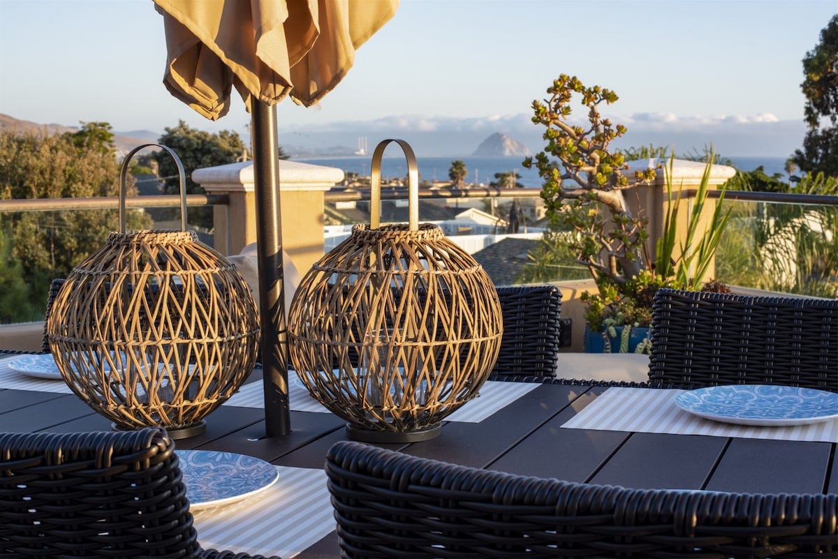 Stunning Luxury Villa with Panoramic Ocean Views