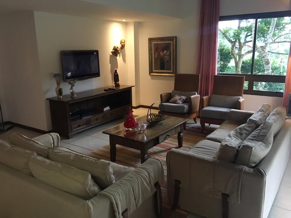 这是瓜拉米兰加最棒的公寓，设有6间套房。（ House 36 Monte Flor ）