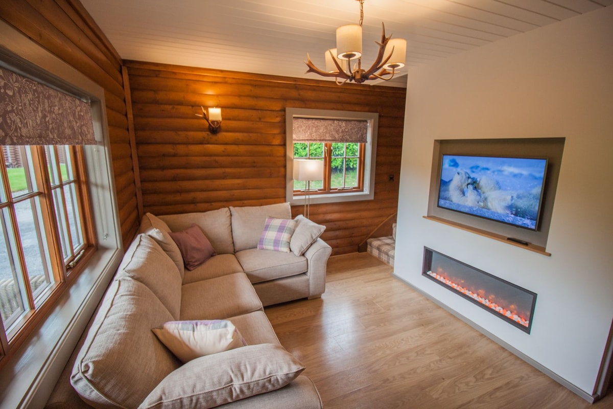 Barn Owl Lodge sleeps 4 - Hot Tub Dog Friendly 5*