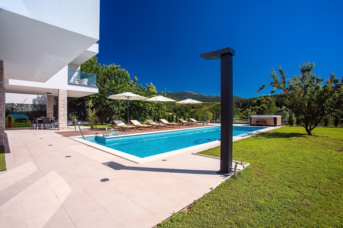 Villa Agava with heated pool, Jacuzzi, sauna, gym