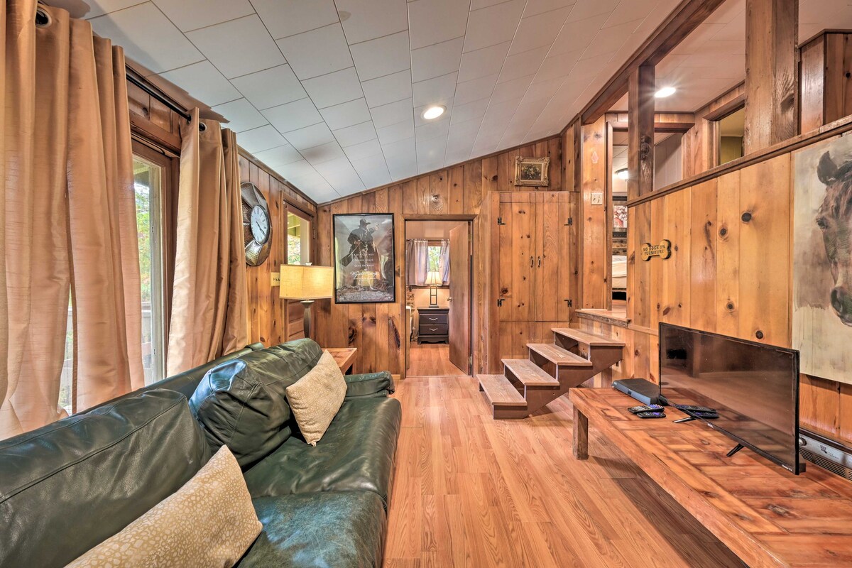 「Wyatt Earp Cabin」，带甲板，距离雷斯敦湖（ Raystown Lake ） 1英里！