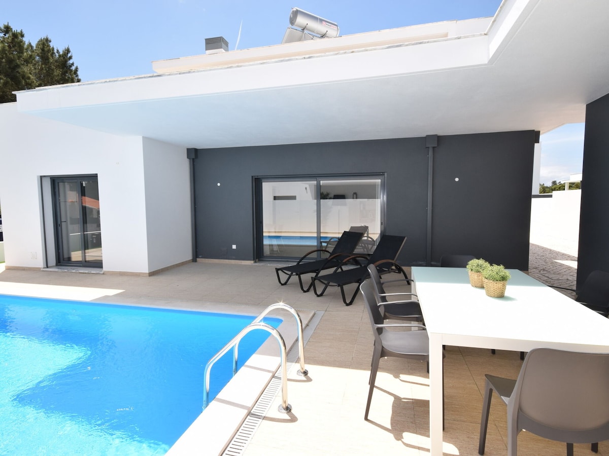 这栋现代别墅配备私人泳池，靠近美丽的Foz de Arelho海滩