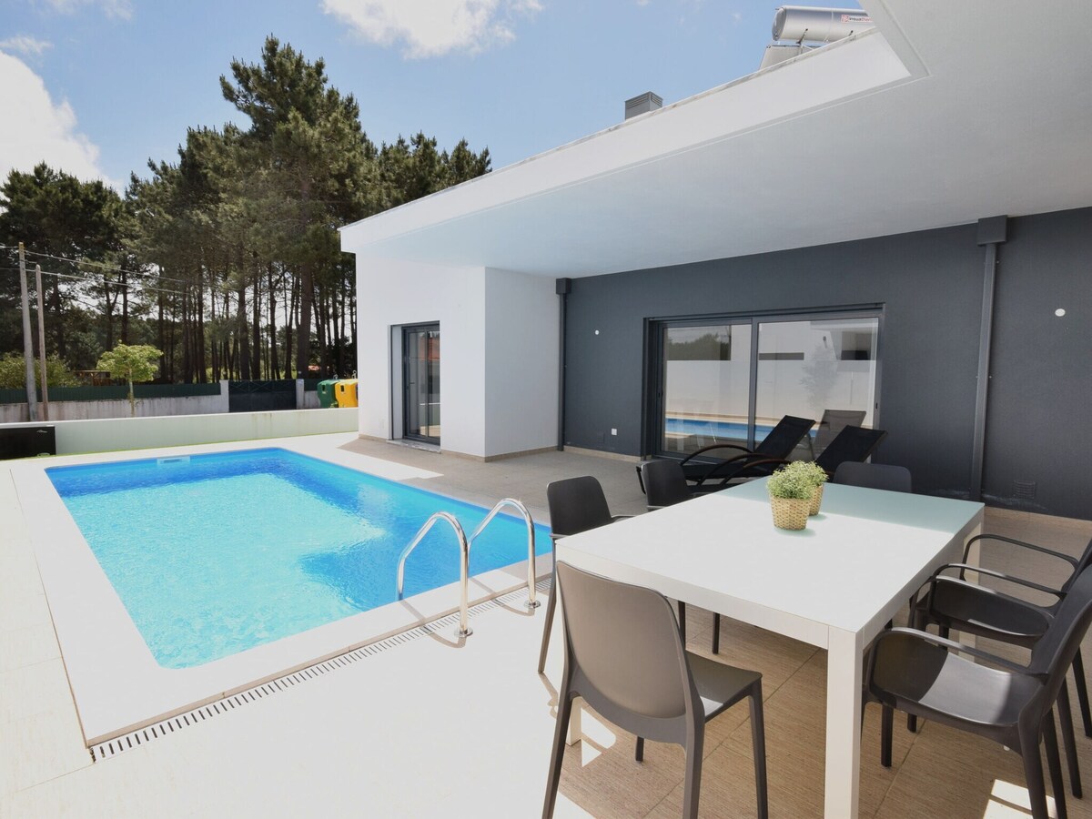 这栋现代别墅配备私人泳池，靠近美丽的Foz de Arelho海滩