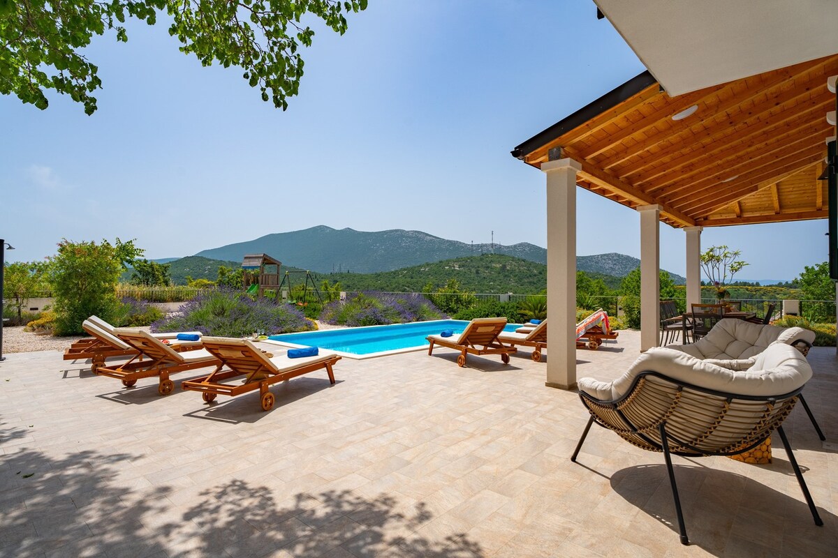 Villa Belina: heated pool, game room, gym