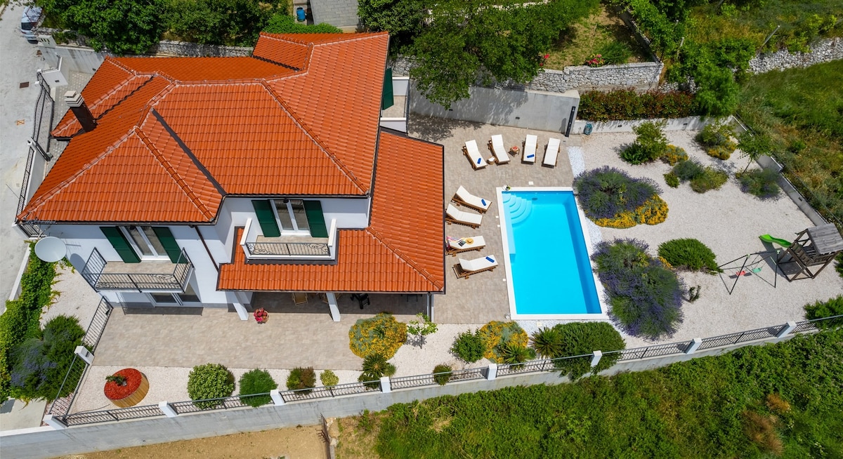 Villa Belina: heated pool, game room, gym