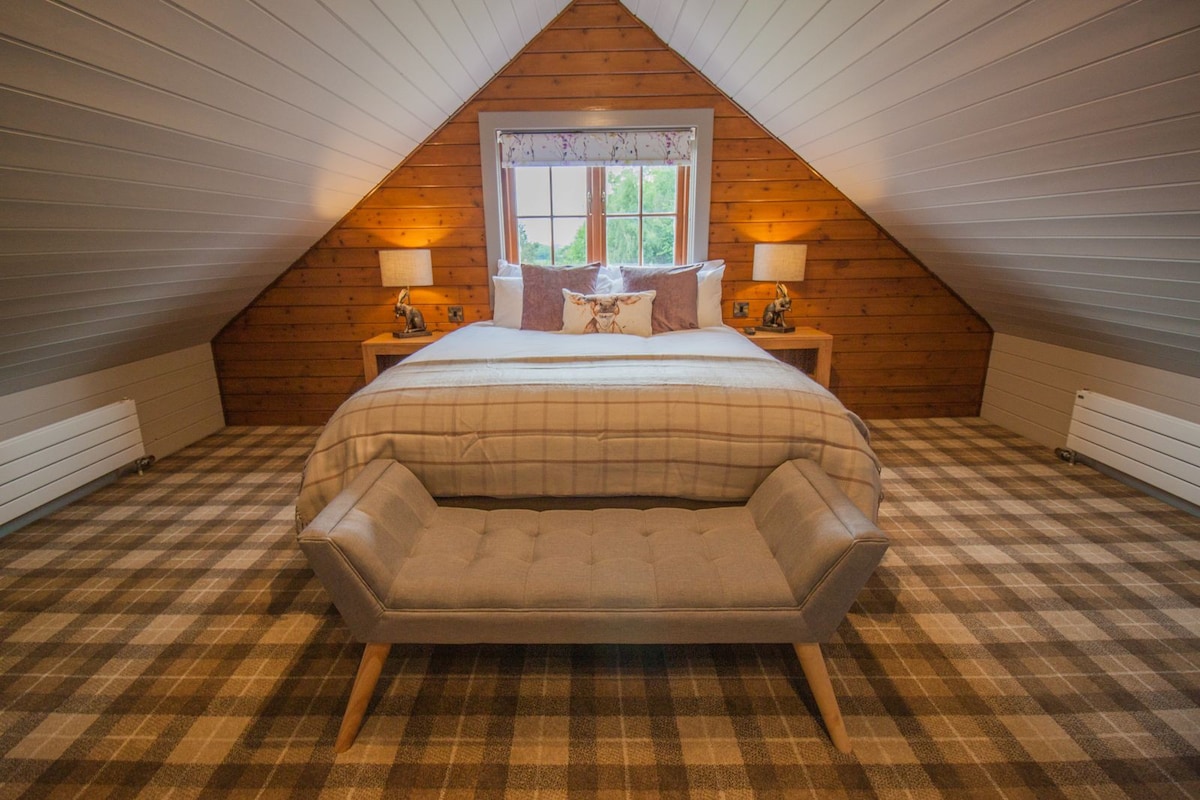 Pheasant Lodge | sleeps 4 -Hot Tub Dog Friendly 5*