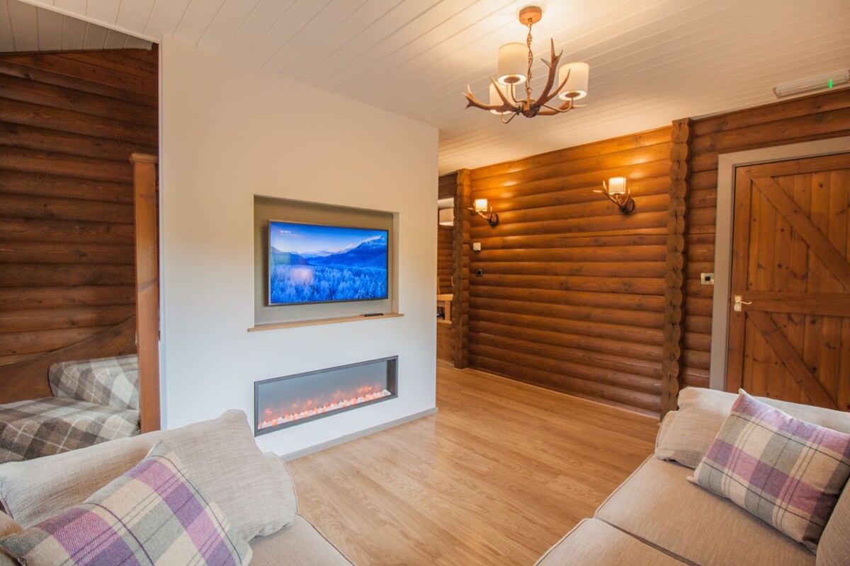 Pheasant Lodge | sleeps 4 -Hot Tub Dog Friendly 5*