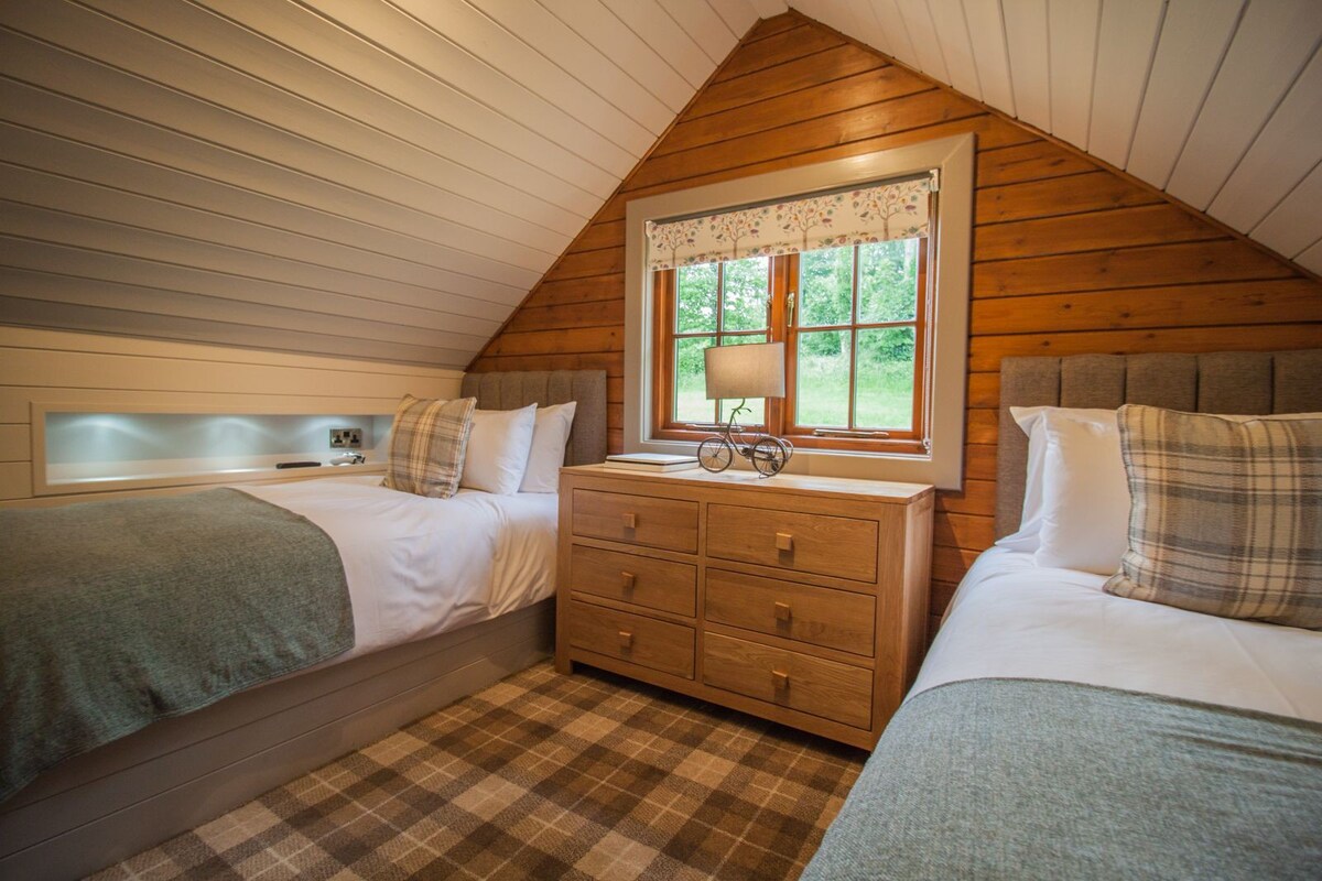 Pheasant Lodge | sleeps 4 -Hot Tub Dog Friendly 5*