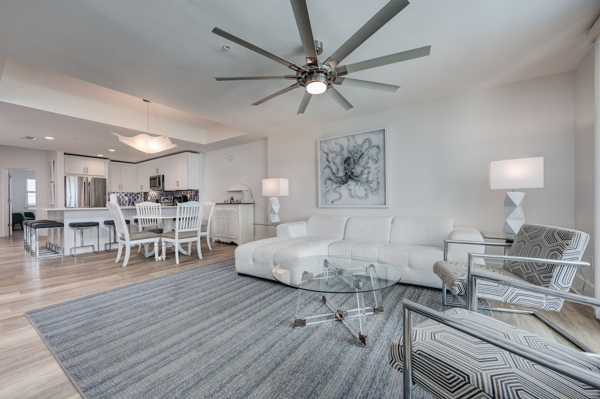 704 Inn at Crystal Beach Luxury Beachfront Condo