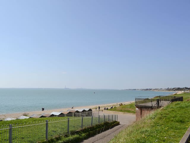 Lee-on-the-Solent, near Portsmouth的民宿