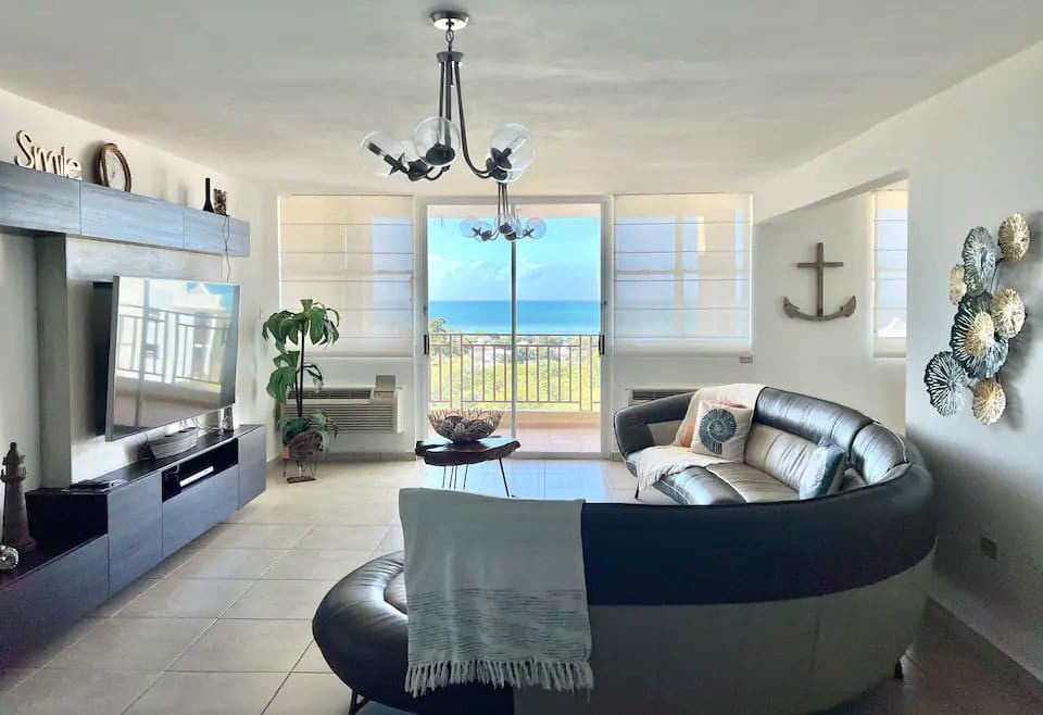 El Combate Oceanview Condo, Smart TV and Pool!