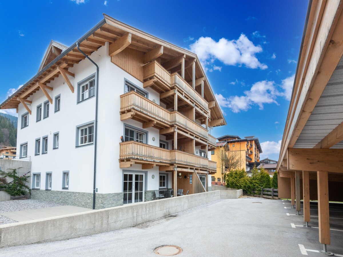 Brixen im Thale的豪华顶层公寓（带停车位）