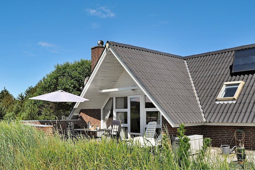 Søndervig带屋顶露台的宽敞度假屋