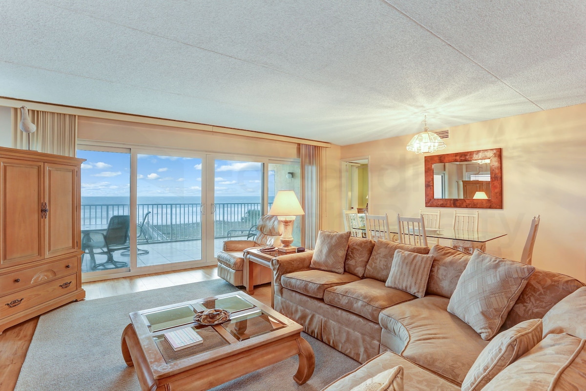 海滨公寓，带宽敞的露台和通往海滩的私人步道