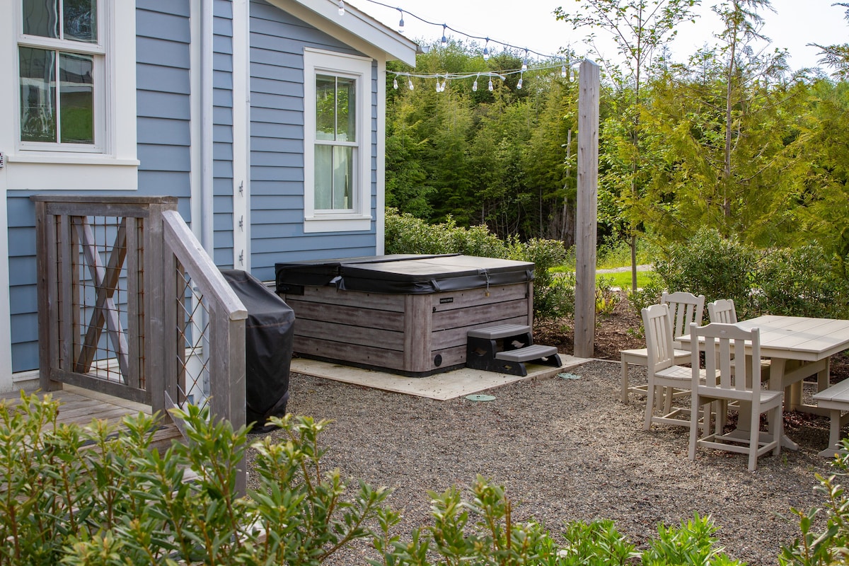 Seabrook's Creekside Cottage, a cozy home!