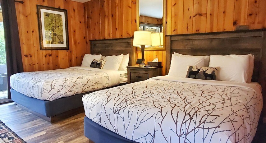 Rustic River Lodge双人标准双人床房间