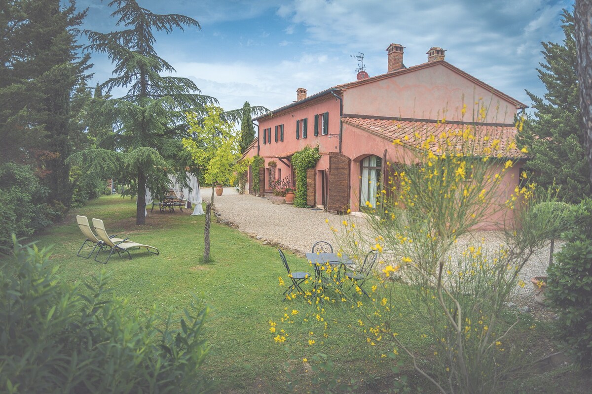 奥西亚别墅（ Villa D'Orcia ） ，周围环绕着托斯卡纳的山丘