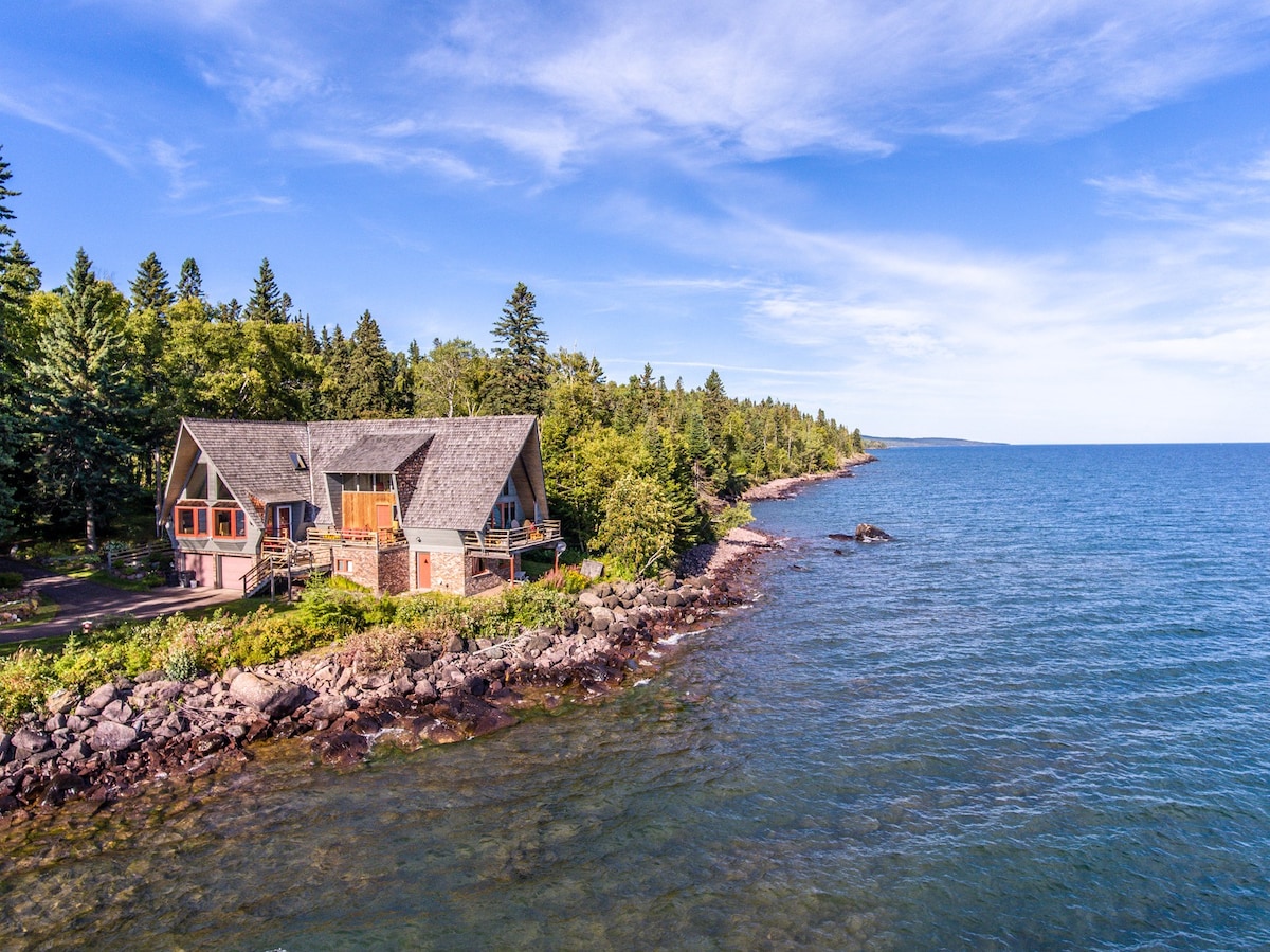 明尼苏达州大玛黑区（ Grand Marais ）的苏必利尔湖畔