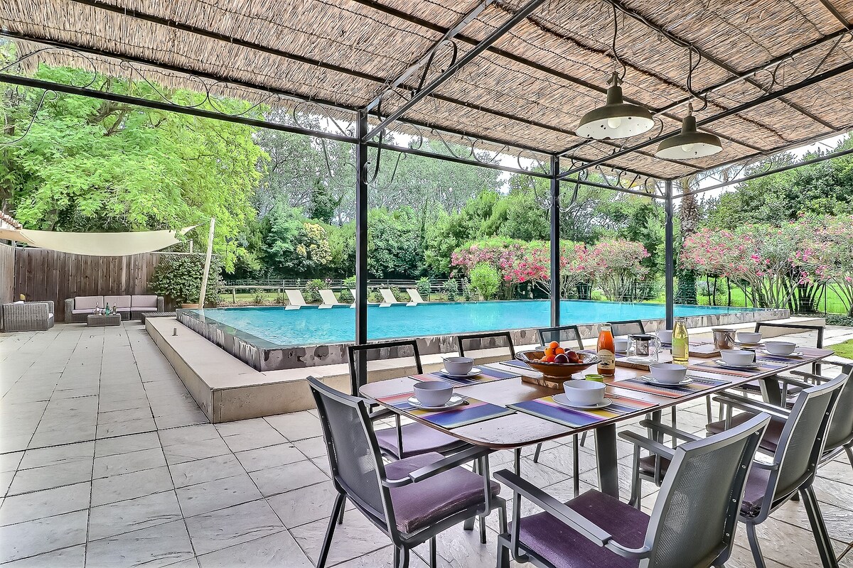 Mas Provençal 3 maisons, 2 piscines, 20 personnes.