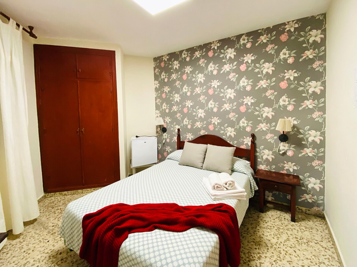 Habitación doble con cama de matrimonio, con ba...