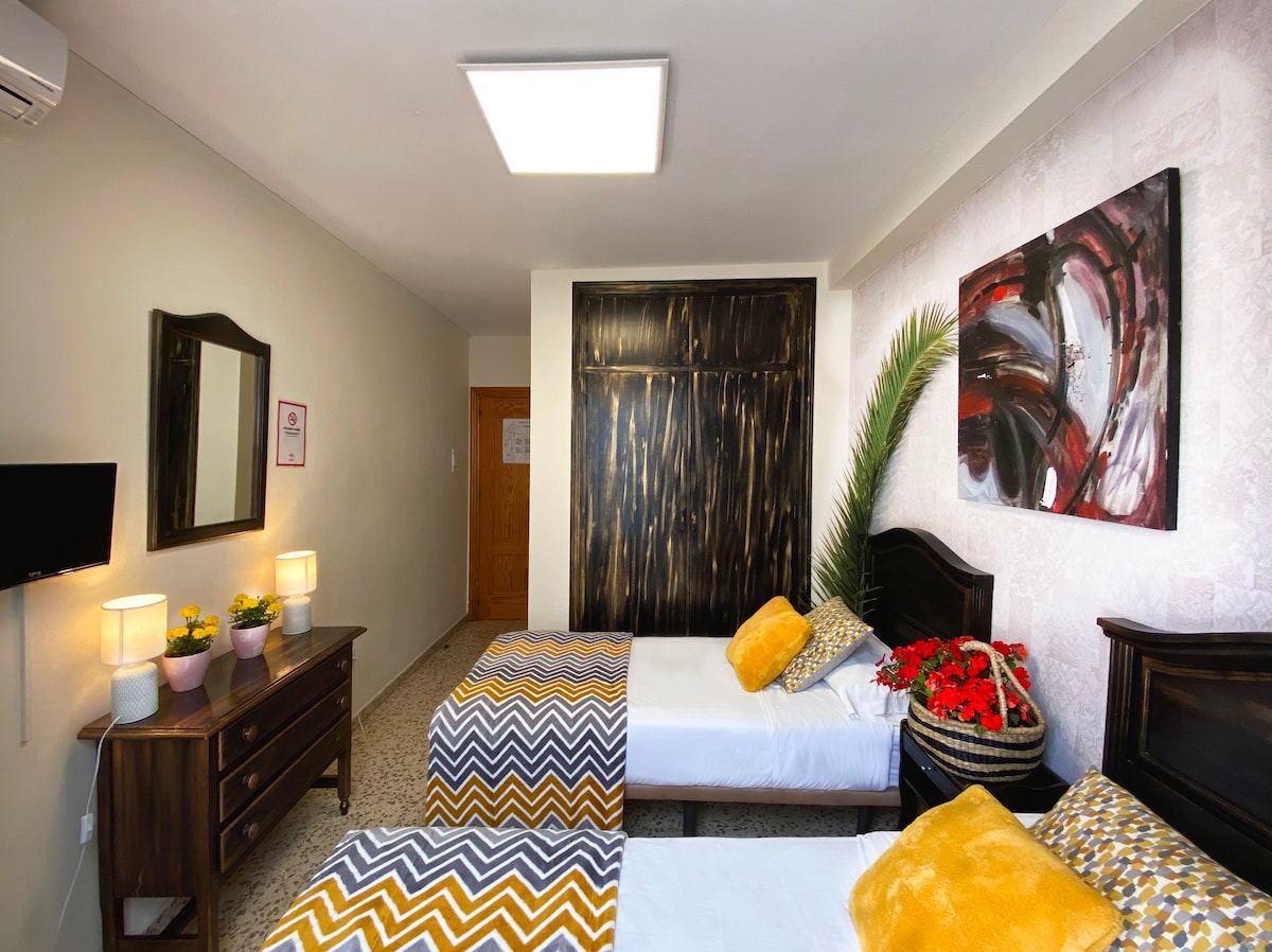 Habitación doble con dos camas  ,con baño privado , desayuno  continental incluido Hostal Azahara Nerja  acseso al patio.