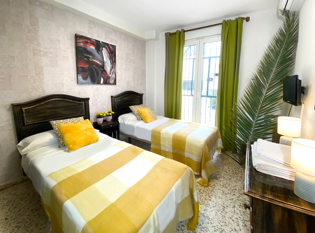 Habitación doble con dos camas  ,con baño privado , desayuno  continental incluido Hostal Azahara Nerja  acseso al patio.