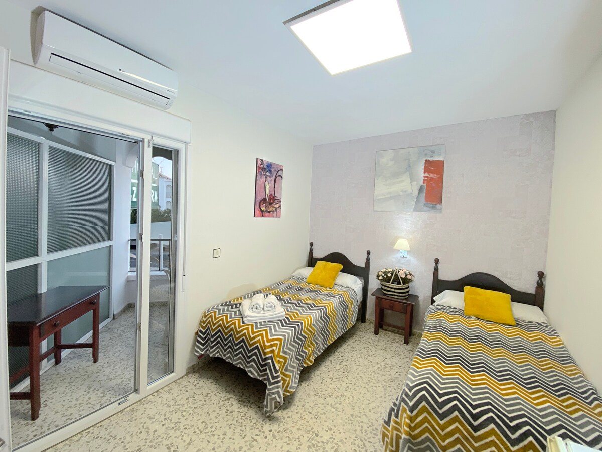 Habitación doble con dos camas  ,con baño privado , desayuno  continental incluido Hostal Azahara Nerja  acseso al patio.