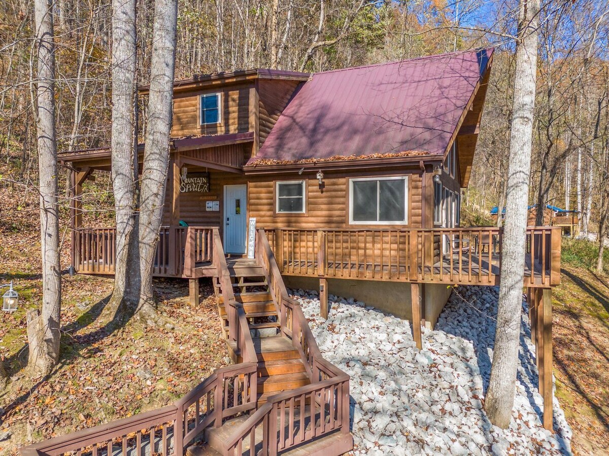 Hot Tub, WiFi, Pet-Friendly - Mountain Spirit